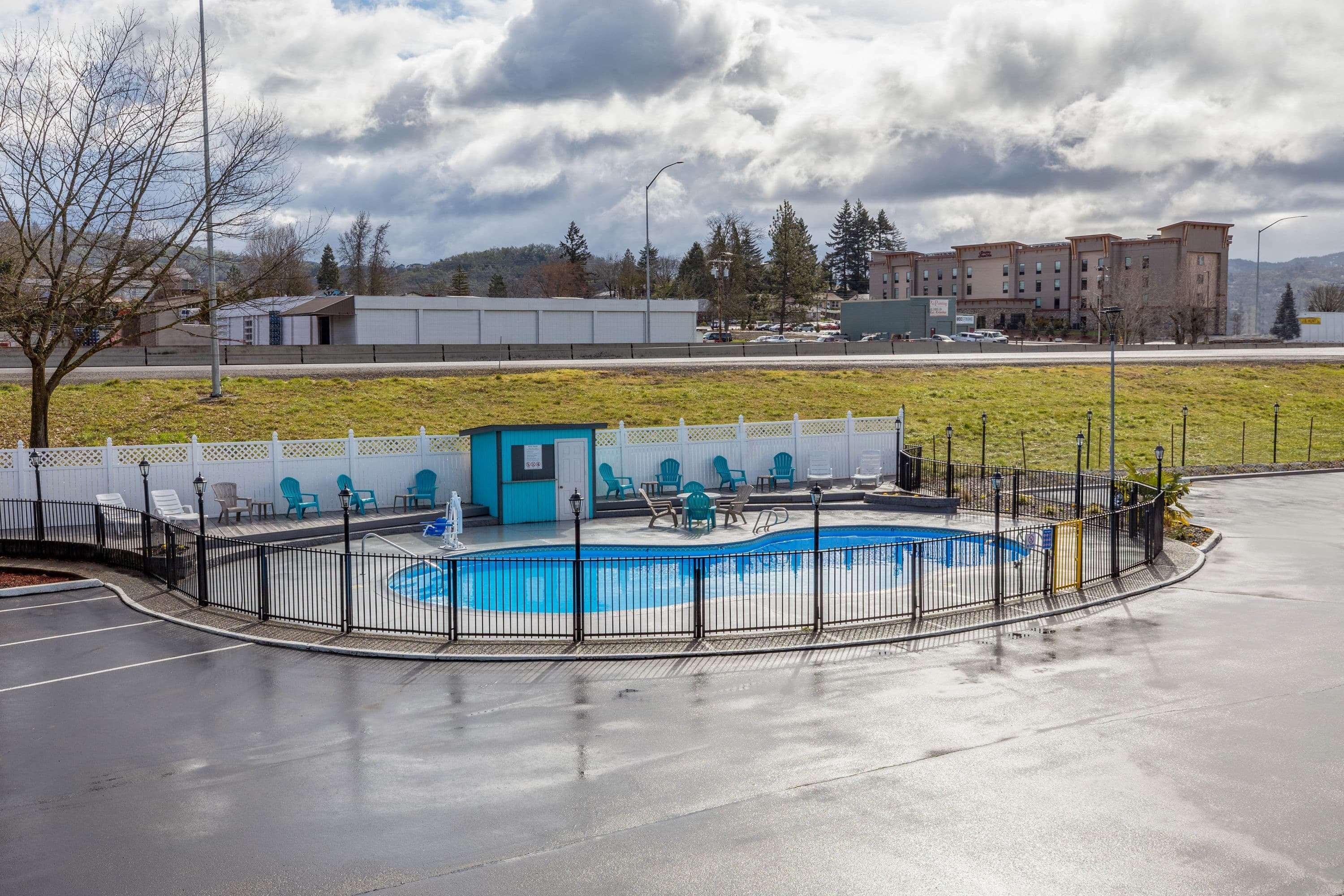 Rosewood Inn & Suites Roseburg Exterior photo