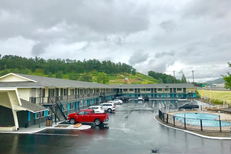 Rosewood Inn & Suites Roseburg Exterior photo